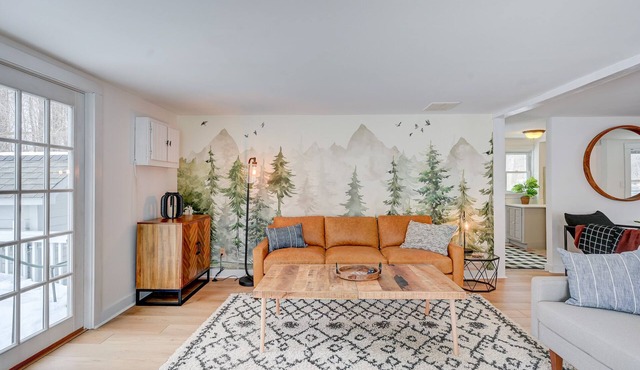 Easy Walk to Village - Private Pool - 4BR Sleeps 8