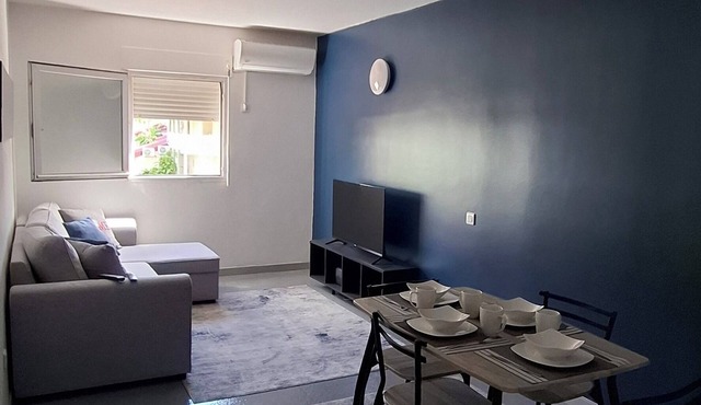 Easy way, Easy staynAwesome 2-bedroom apartment with AC in charming Concordia