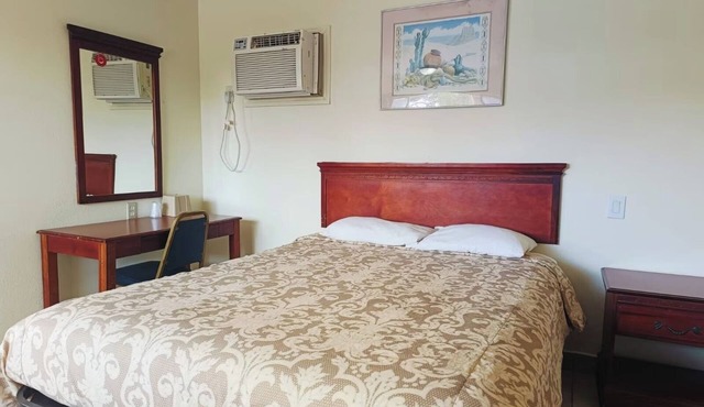 Easygoing Pharr Escape with Free Wi-Fi, Parking, and Local Dining Nearby