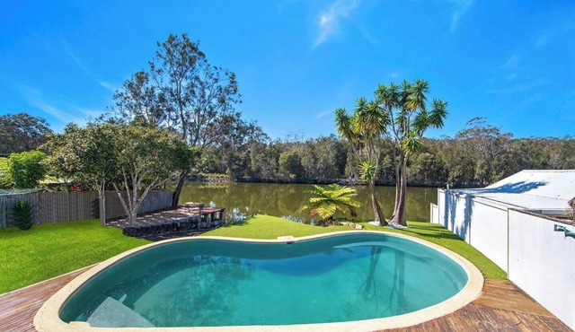 Easygoing Poolside Relaxation on Wyong River