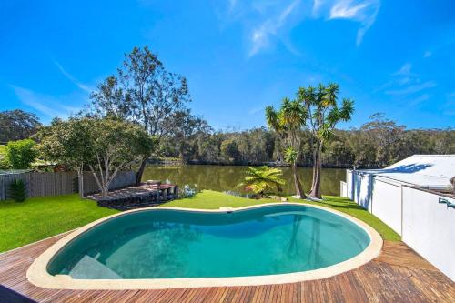 Easygoing Poolside Relaxation on Wyong River