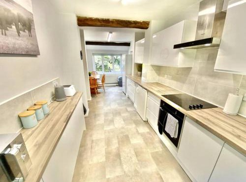 EasyRest - Spacious Detached House - 10 Beds - 5 Bedrooms - 4 Bathrooms - Secure Parking 5 Vehicles - Excellent Road Links - Perfect for Contractors & Large Groups