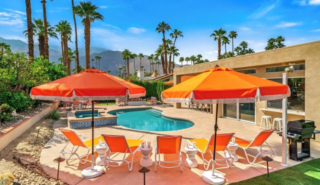 Eat Play Love – Designer Palm Springs Home with Pool, Mountain Views, Games & Outdoor Dining