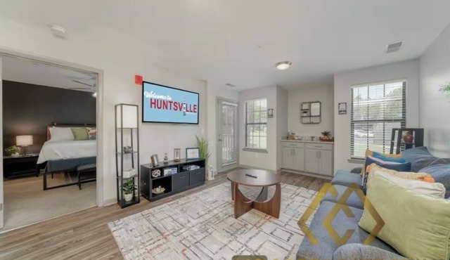 Eat+Shop 2 mins-Pool Open-Gym-Gate 9 3 mins. Perfect for a longer stay Traveler.