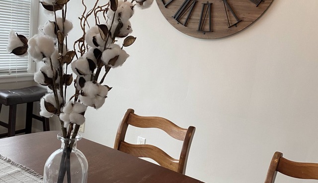 Eat, Shop, Stroll & More! Stay at this Cozy Bungalow in Dubuque!