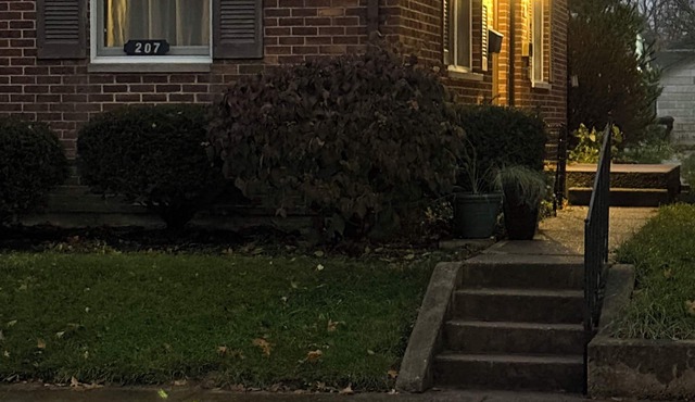 Eaton OH 1-queen bed condo, full kitchen near Richmond In and Oxford sleeps two