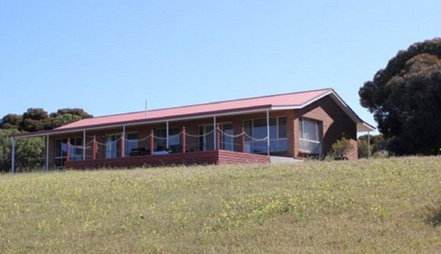 Ebb N Flow Beach House - Rural Feel, Sea Views, Dog friendly