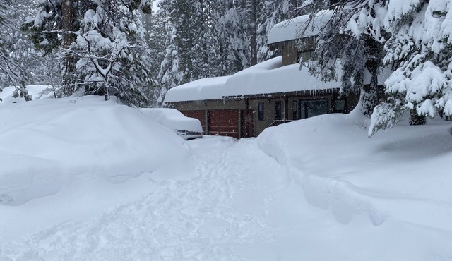 Ebbetts Pass Getaway - Awesome Easy Access Large Mountain Cabin