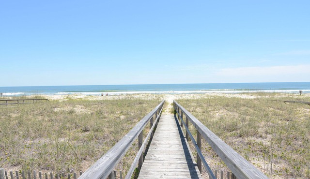 Ebbtide –Kure Beach oceanfront home with screened porch, private beach access