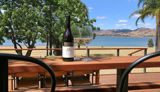 Ebden Lake House - Stylish two bedroom apartment right on Lake Hume