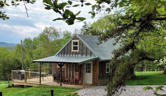 Ebenezer Cabin-Private Hot Tub, cozy Cabin w/Loft
