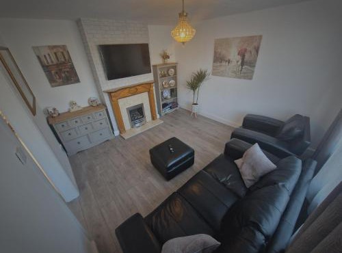 Ecclesfield Cottage - Two Bedrooms in Sheffield near Peak District with fast Wi-Fi, off-street parking and garden