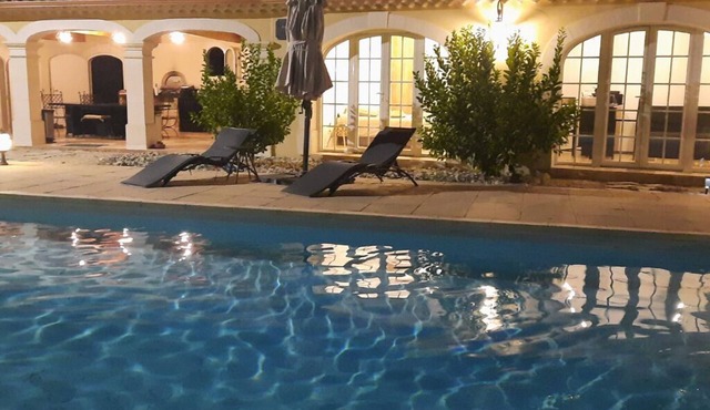 Echappée en ProvencenVilla with 2 apartments around a swimming pool.