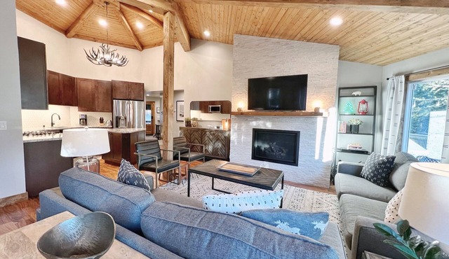 Echo Summit Cabin: Family Friendly - Modern - Hot Tub - Riverfront!