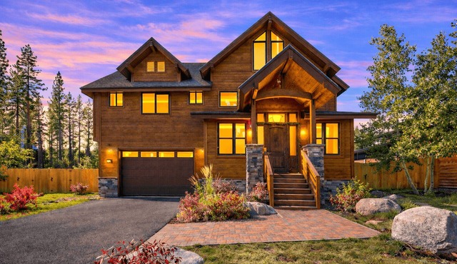 EchoView Mountain Lodge: Hot Tub, Walk-to-Trails, 9 Beds, Game Room, Pet Friendly and Fully Fenced