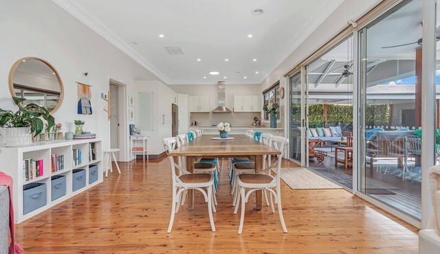 Echuca 5-BR Central Escape - Sunny Pool Days - Alfresco Nights - Fireside Warmth