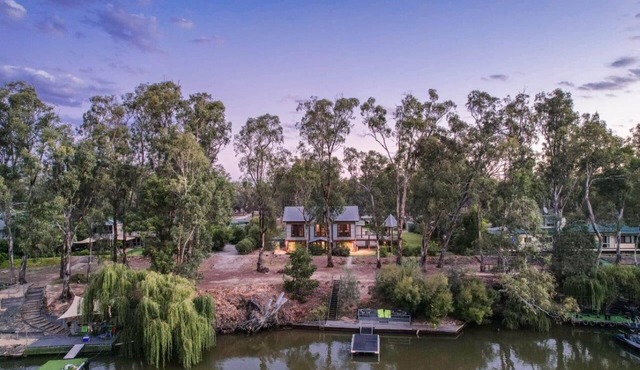 Echuca Riverfront Holiday Home with private pontoon and river access- Banyandah