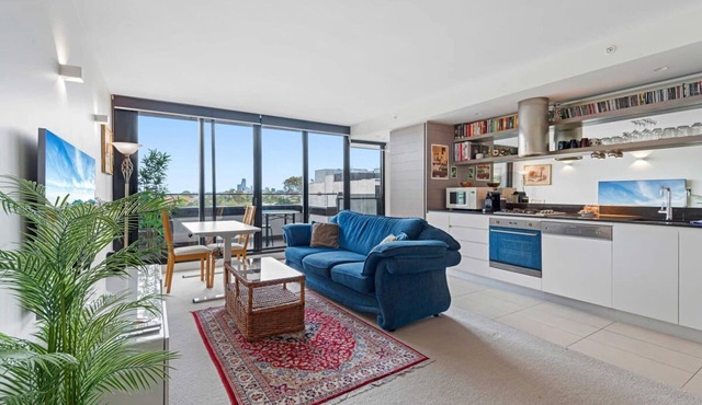 Eclectic 1-Bed Apartment with Pool and Gym