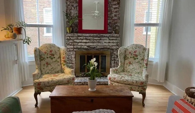 Eclectic 1 Bed Apt w/Parking in The Fan