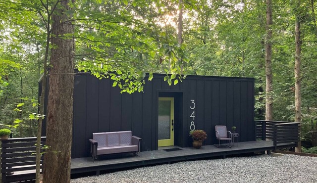 Eclectic 1BR Tiny Home Deck in the Trees + Parking