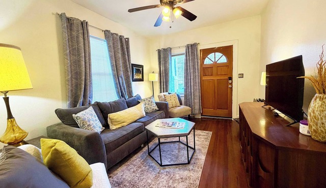 Eclectic 2 bedroom Apartment Uptown