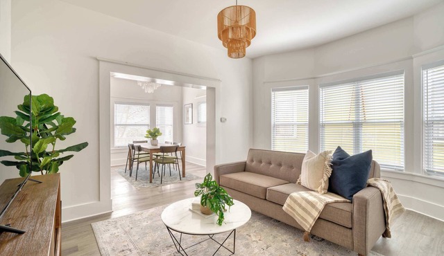 Eclectic 2BR - Victorian Charm - Steps to Fun