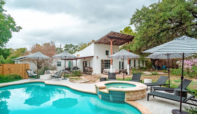 Eclectic 4-bdrm house centrally located to F1 & Downtown w Heated Pool, Hot tub