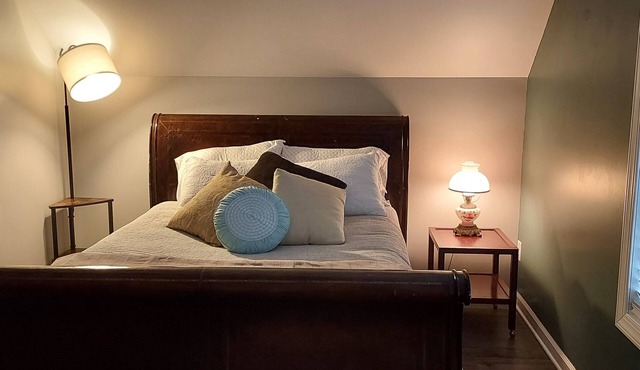 Eclectic Apartment- 2-4 friends- Family centered. Safe Neighborhood