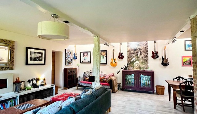 Eclectic Barn - Pergola & Dog-Friendly Garden