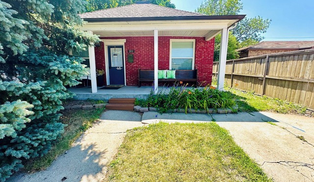 Eclectic Bungalow in the Heart of the City
