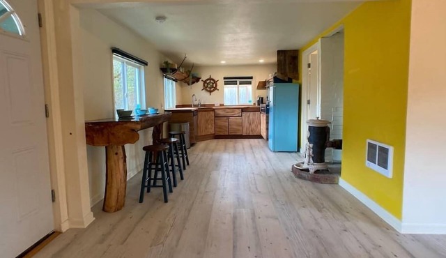 Eclectic cabin w/garden&hot soak tub near taproom&park. Pet Friendly!