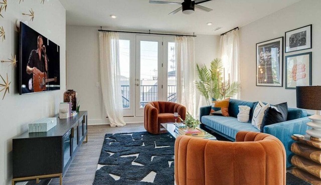 Eclectic Charm 5623 & 5625–Near Broadway–Sleeps 18