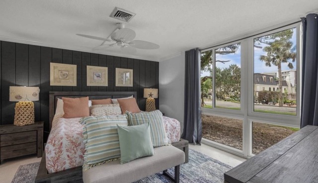 Eclectic Cottage Condo Steps to Lido Beach & St. Armand's, Heated Pool, Spa, & Parking Included!