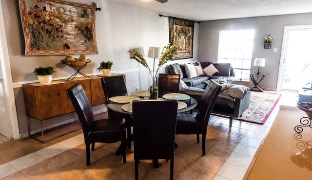 Eclectic Cozy Stellar location, sleeps 7