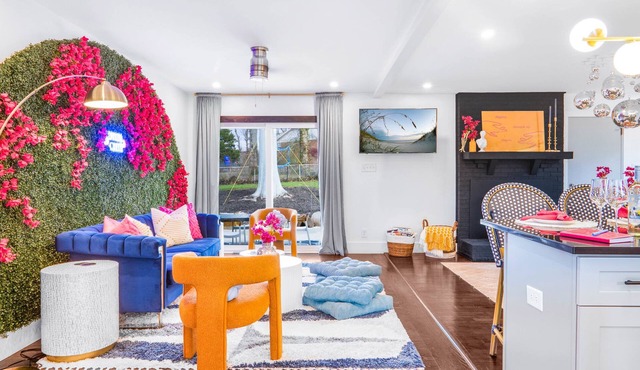 Eclectic Escape: 3bd - Backyard - 10min to Airport