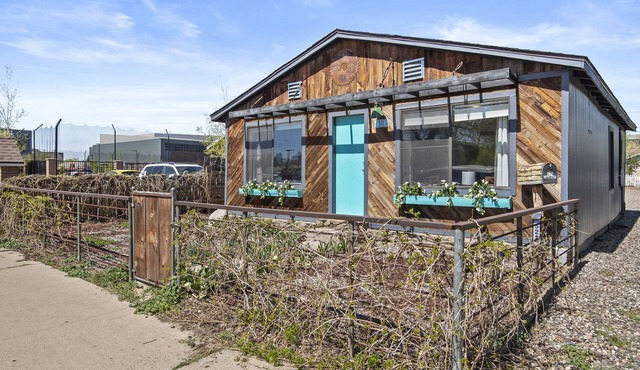 Eclectic & Fun Lumberyard Urban Cabin #1 in downtown, next to NAU