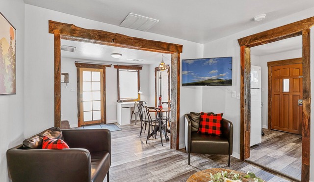 Eclectic & Fun Lumberyard Urban Cabin #2 in downtown, next to NAU