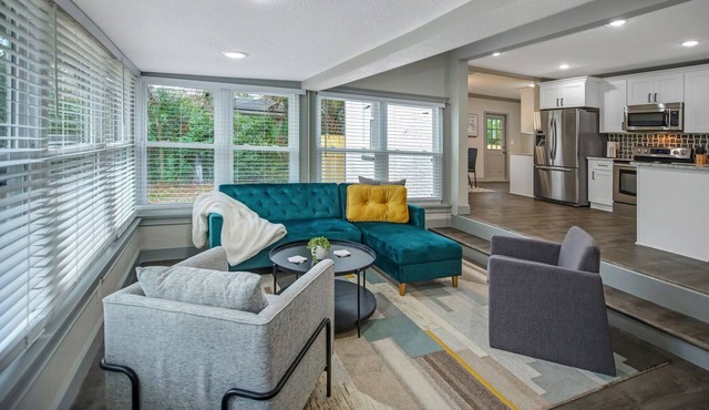 Eclectic Home - sleeps 8 with Gameroom