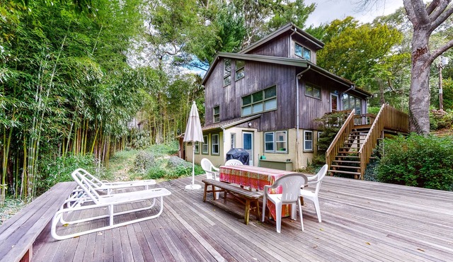 Eclectic home w/outdoor patio, close to golf and the beach