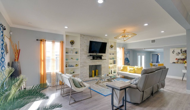 Eclectic Houston Home w/Pool Table, 5 Mi to Dtwn