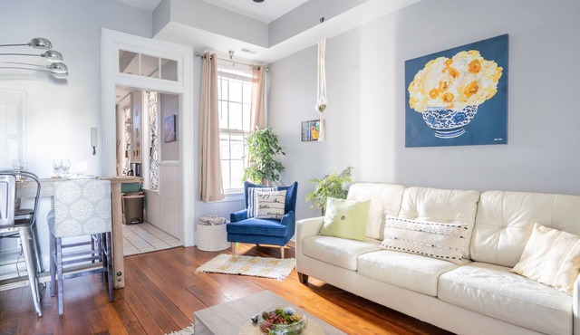Eclectic Loft near Riverfront and Mainstrasse!!