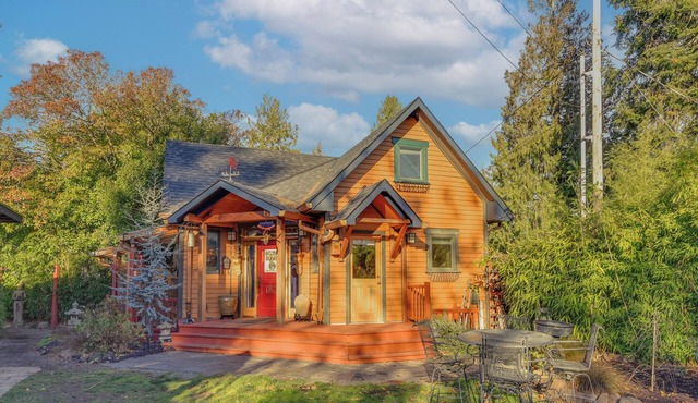 Eclectic Loft-Style Cottage: 6 Mi to Downtown PDX!