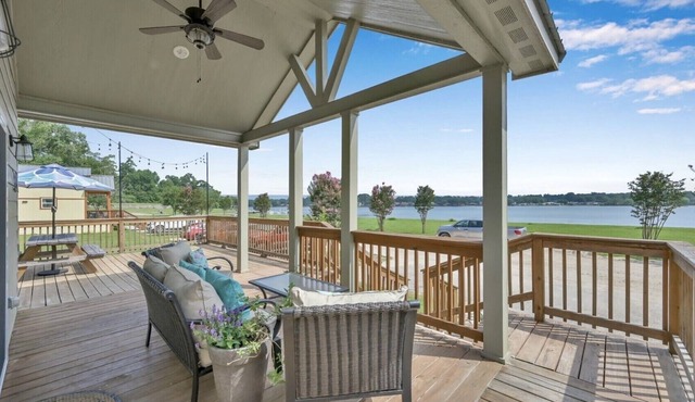 Eclectic Mix Of Marilyn, Artwork, and Southern Charm on Lake Conroe
