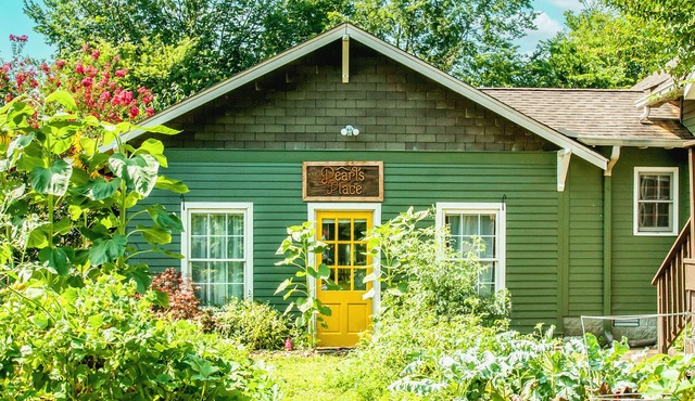 Eclectic Nashville Cottage ~ 5 Mi to Downtown!