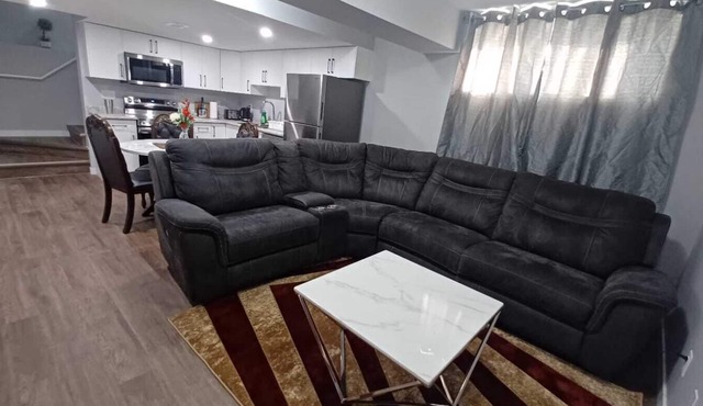 Eclectic Palace : Cozy 2 Bedroom basement Suite