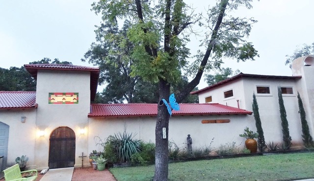 Eclectic Private Casa/Great central location/Outdoor cantina w/firepit & grill
