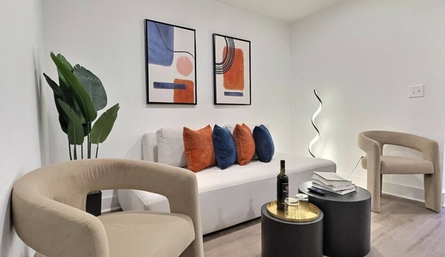 Eclectic Retreat in Heart of Downtown