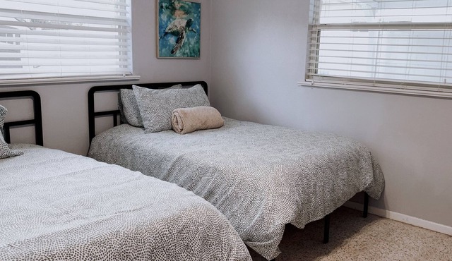 Eclectic Sea Turtle 2bedroom, 2bath close to Pinecraft! Low Cleaning fees!