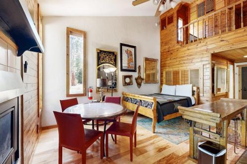 Eclectic second floor condo with loft balcony & gas fireplace - family friendly