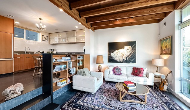 Eclectic townhouse with balcony, enclosed yard, full kitchen, & W/D